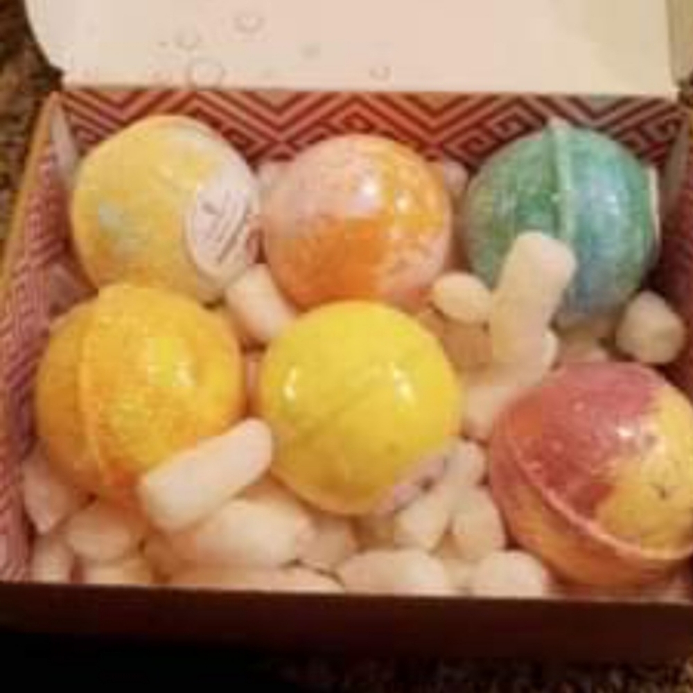 Bubble belle bath bombs with rings inside bombs